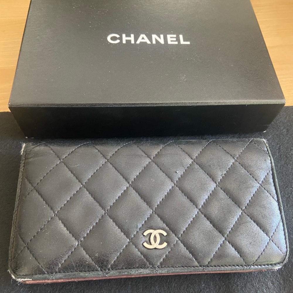 CHANEL Quilted Lambskin Black Bifold Yen Wallet
